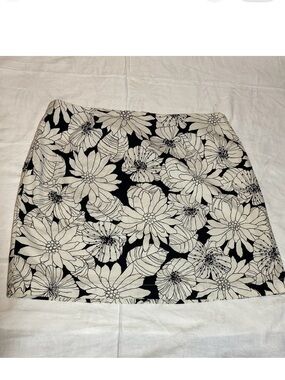 GAP Floral Black and White Stretch Skirt with Bead Embellishment - Women Size-6